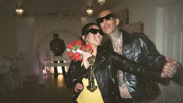 Resmi Menikah, Intip 9 Gaya Busana Nyentrik Pasangan Kourtney Kardashian dan Travis Barker