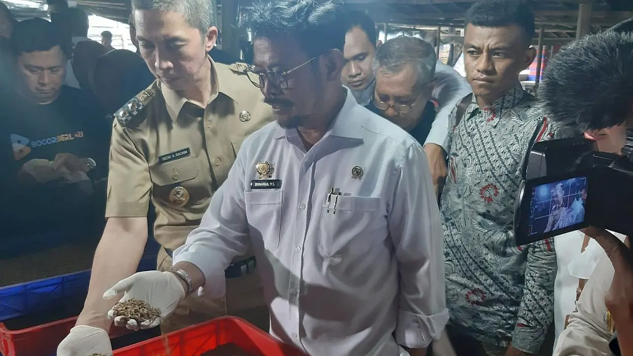 Menteri Pertanian (Mentan) Syahrul Yasin Limpo melepas ekspor perdana komoditas larva kering. (Dok Kementan)