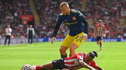 Pada menit ke-13 Paul Pogba lagi-lagi memperoleh peluang untuk mencetak gol. Diawali dari tendangan bebas Luke Shaw, sundulan yang dilepaskan Paul Pogba masih melambung jauh dari gawang Southampton. (Foto: AFP/Glyn Kirk)