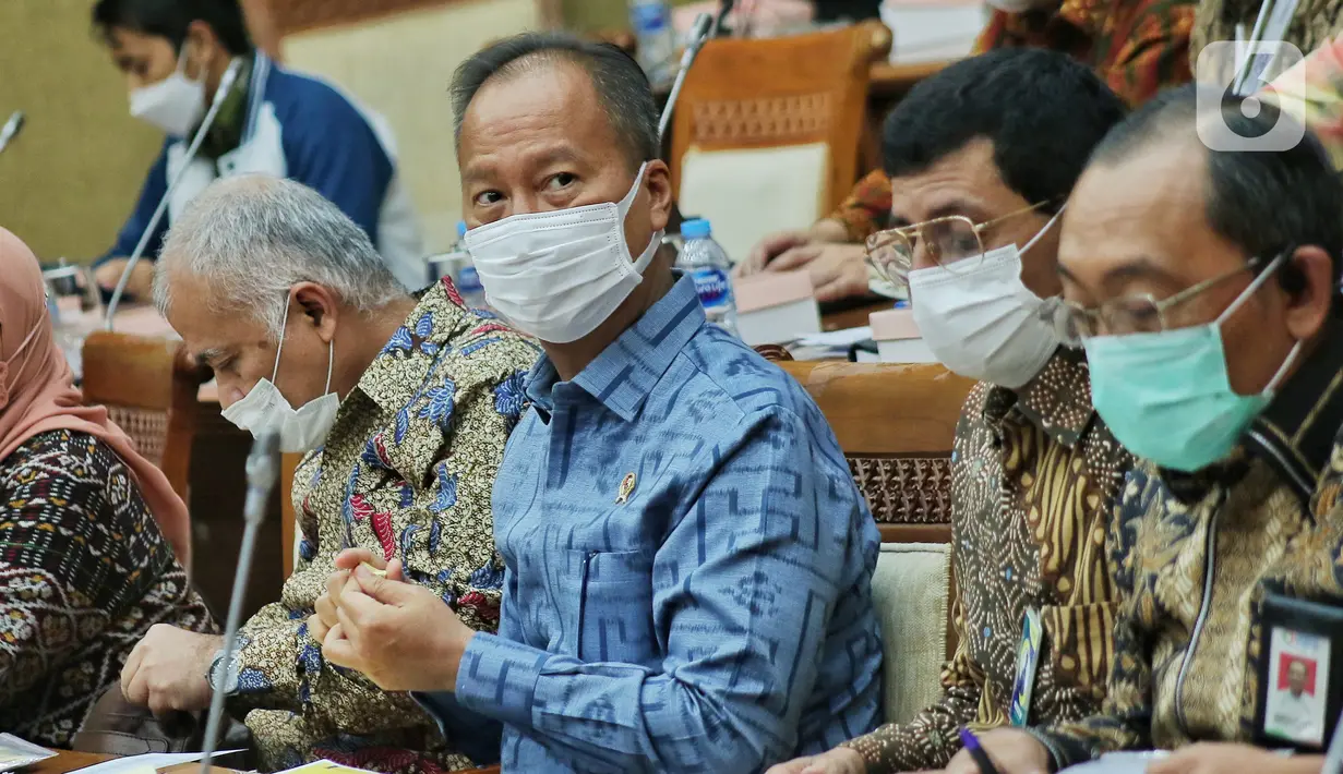 Menteri Perindustrian Agus Gumiwang Kartasasmita mengikuti rapat kerja dengan komisi VII DPR RI di Jakarta, Rabu (7/12/2022). Dalam rapat kerja tersebut membahas Realisasi Anggaran triwulan III TA 2022,Strategi peningkatan daya saing industri pembangunan kapal dan kedirgantaraan di dalam negeri, Pengembangan Industri Farmasi, Industri Alat Kesehatan, dan Industri Elektronika, Kebijakan percepatan kendaraan listrik dan industri baterai di Indonesia, dan Hasil G20 sektor Perindustrian. (Liputan6.com/Angga Yuniar)