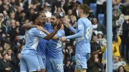 Penyerang Manchester City, Raheem Sterling (kiri) berselebrasi usai mencetak gol ke gawang Norwich City pada pertandingan pekan kedua Liga Inggris di stadion Etihad di Manchester, Inggris, Sabtu (21/8/2021). Man City menang telak atas Norwich City 5-0. (AP Photo/Rui Vieira)