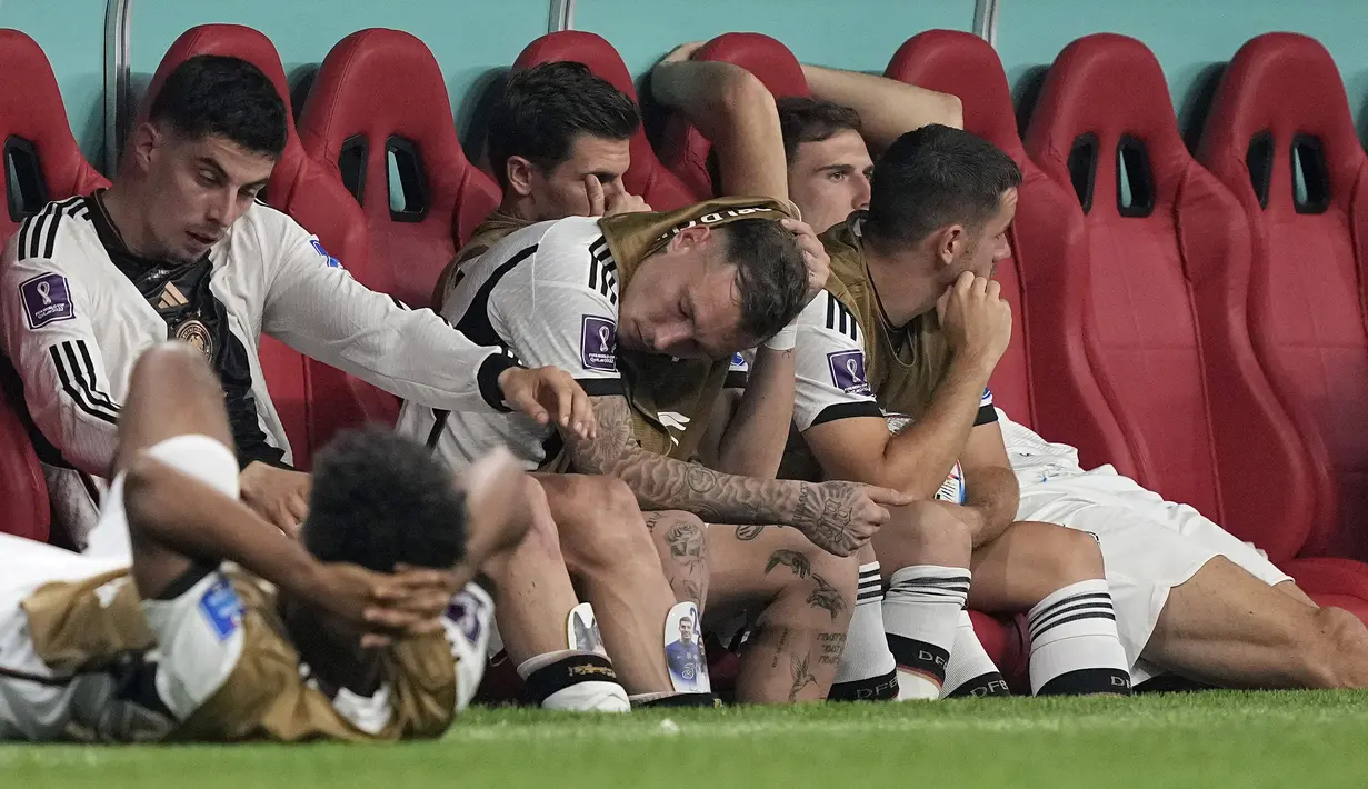 Pemain pengganti timnas Jerman di bangku cadangan bereaksi pada duel matchday 3 Grup E Piala Dunia 2022 melawan Kosta Rika di Al Bayt Stadium, Jumat (2/12/2022) dini hari WIB. Jerman tersingkir dari Piala Dunia 2022 Qatar untuk kedua kalinya berturut-turut meski menang 4-2 atas Kosta Rika. (AP Photo/Martin Meissner)