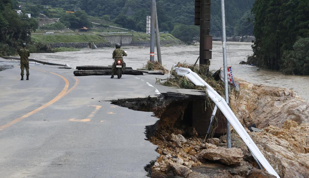FOTO: Hujan Deras Picu Banjir dan Tanah Longsor di Jepang ...