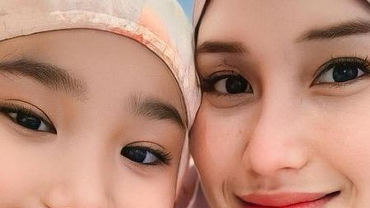 Yang terakhir, ada Bilqis putri Ayu Ting Ting. Tak hanya belajar berpuasa Ramadan, beberapa waktu lalu Bilqis juga belajar membuat takjil bersama ibunya.
