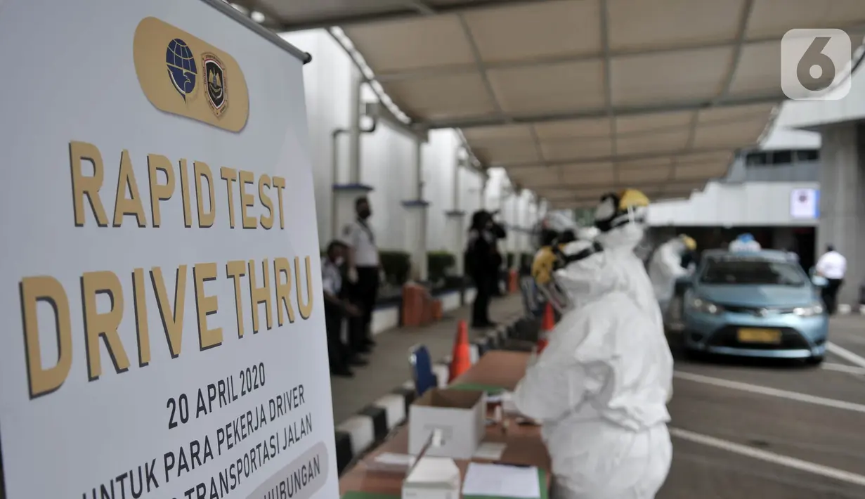 Suasana Rapid Test Drive Thru di Kementerian Perhubungan, Jakarta, Senin (20/4/2020). Kementerian Perhubungan menggelar Rapid Test Drive Thru kepada pengemudi angkutan umum seperti taksi dan ojek online guna mencegah penyebaran virus Corona atau Covid-19. (merdeka.com/Iqbal S. Nugroho)