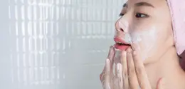 Sabun cuci muka dengan kandungan yang melembapkan kulit. (foto: jcomp/freepik)