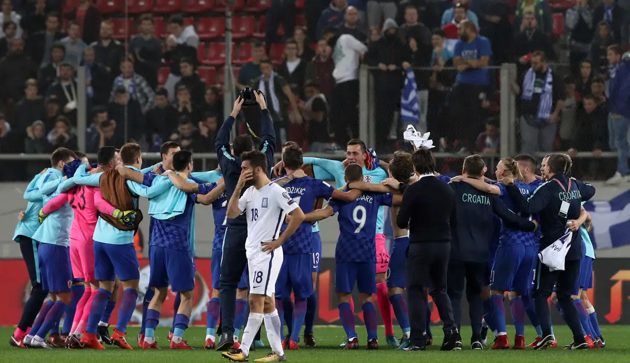 Pemain Kroasia merayakan kemenangan atas Yunani seusai laga leg kedua play-off Piala Dunia 2018, di Stadion Karaiskakis, Senin (13/11). Meski bermain imbang, Kroasia tetap lolos ke putaran final berkat keunggulan agregat 4-1. (AP/Thanassis Stavrakis)