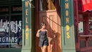 Fuji Utami terlihat playful dengan outfit minimalis kenakan tanktop cokelat dan strapless top dari Prada. Ditutup dengan celana pendek, Fuji jinjing tas Prada silver sebagai aksen yang mencolok [@fuji_an]