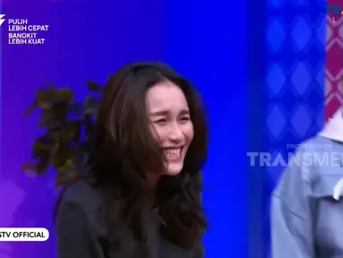 Ayu Ting Ting mengalami insiden rok sobek dalam siaran langsung televisi. (Foto: YouTube/ Trans TV Official)