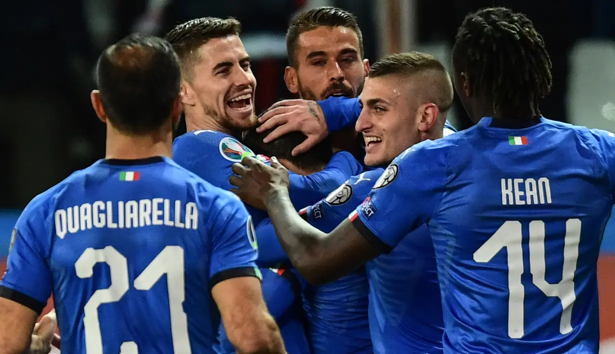 Para pemain Italia merayakan gol yang dicetak oleh Stefano Sensi ke gawang Liechtenstein pada laga Kualifikasi Piala Eropa 2020 di Stadion Ennio-Tardini, Selasa (26/3). Italia menang 6-0 atas Liechtenstein. (AFP/Miguel Medina)