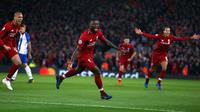 Gelandang Liverpool, Naby Keita (tengah) berselebrasi setelah mencetak gol ke gawang Porto dalam leg pertama perempat final Liga Champions di Stadion Anfield, Rabu (10/4/2019). Liverpool sukses mengalahkan Porto 2-0 melalui sumbangan Naby Keita dan Robert