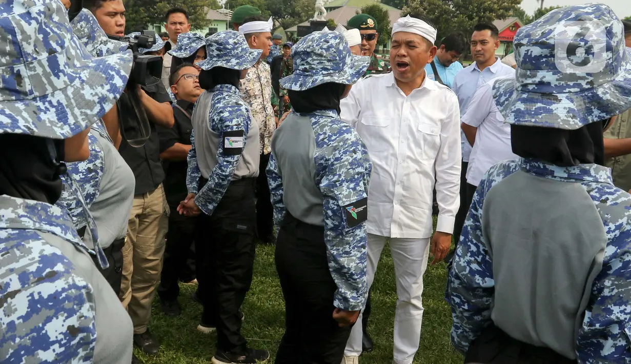 Sebelum upacara pelepasan, Dedi Mulyadi menyapa satu persatu peserta program Pembinaan Karakter dan Bela Negara tersebut. (Liputan6.com/Herman Zakharia)