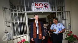 Menteri Kehakiman Australia Michael Keenan berbincang dengan petugas di Lapas Cipinang, Jakarta, (1/2). Michael Keenan berharap dapat terus menguatkan ikatan kerjasama lainnya untuk pemaksimalan sistem dalam pengelolaan lapas. (Liputan6.com/Helmi Afandi)