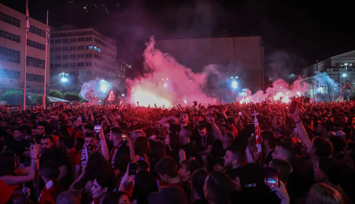 Para suporter Olympiakos juga meneriakkan yel-yel kemenangan. (Aris Oikonomou/AFP)