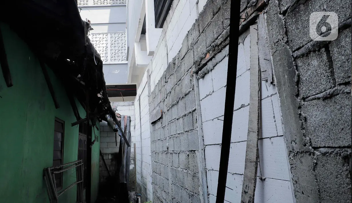Ngadenin yang sudah tinggal 24 tahun di daerah tersebut itu mengatakan awalnya rumahnya memiliki akses jalan. (Liputan6.com/Herman Zakharia)