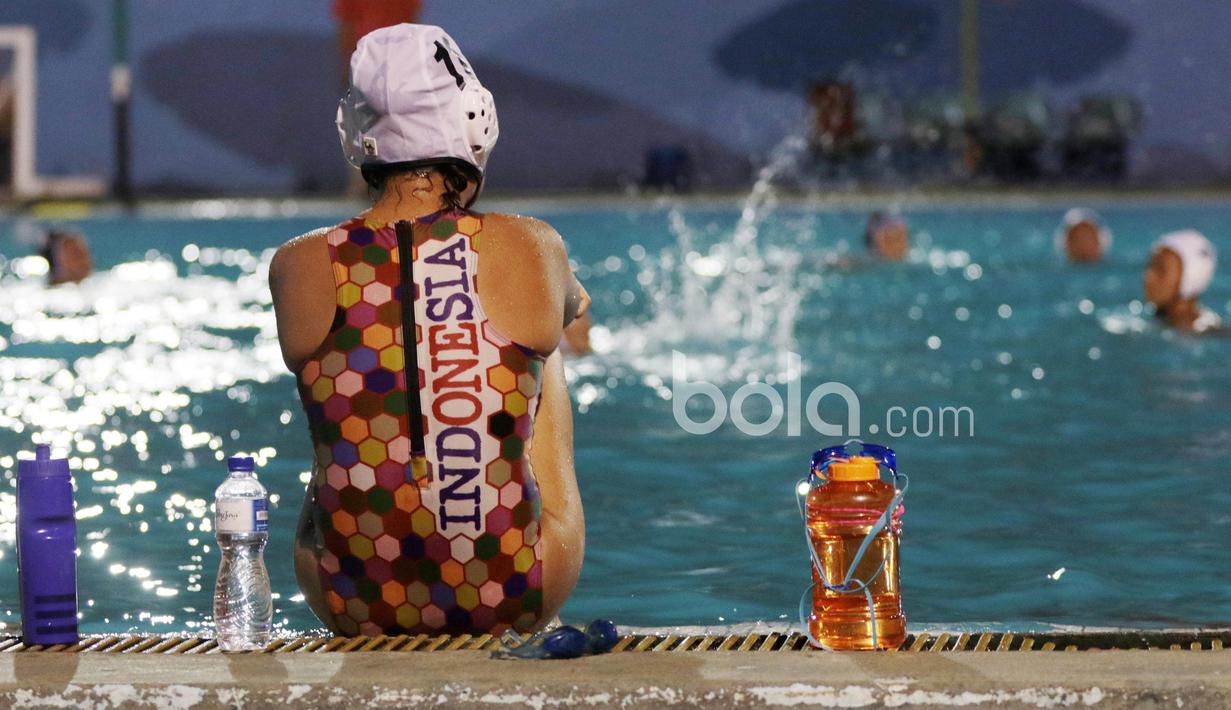 Seorang atlet Polo Air Putri menunggu giliran berlaga pada sesi latihan seleksi Pelatnas Sea Games 2017 di Kolam Renang Simprug, Jakarta, Kamis (19/1/2017). Sebanyak 39 atlet mengikuti seleksi ini. (Bola.com/Nicklas Hanoatubun) 
