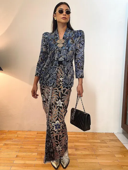 Gaya glamor dari Shareefa Daanish kenakan kebaya dengan aksen puffy. Ia mempermanis tampilannya dengan kain batik warna coklat dan slip on shoes warna emas. [@shareefadaanish].