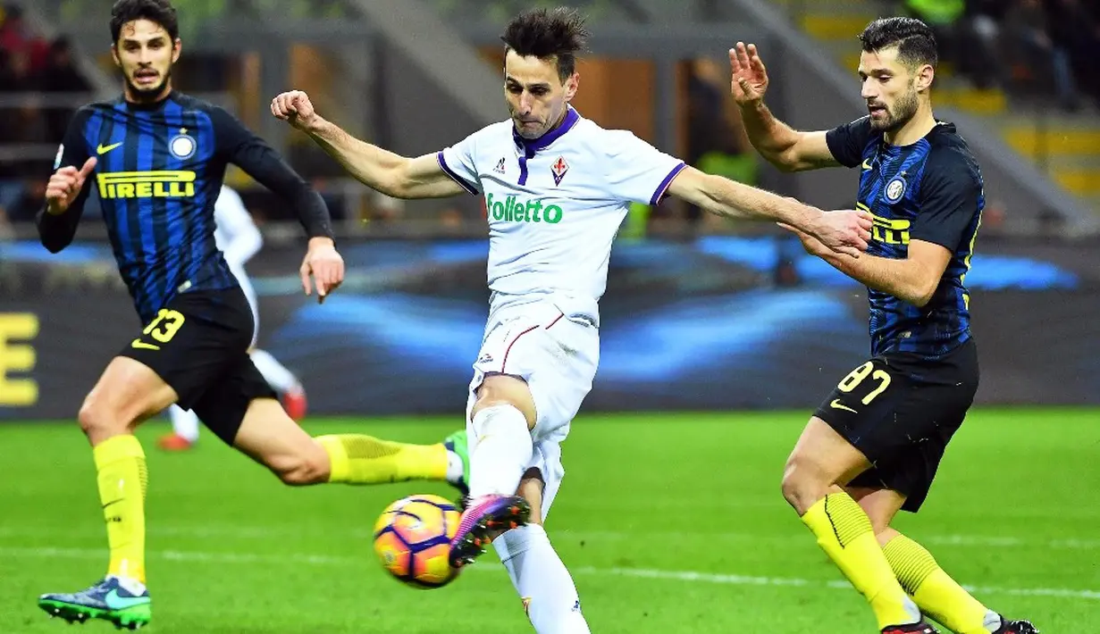 Gawang Inter Milan saat dibobol oleh pemain Fiorentina, Nikola Kalinic, pada laga pekan ke-14 Serie A di Giuseppe Meazza, Senin (28/11/2016). (EPA/Daniel Dal Zennaro)