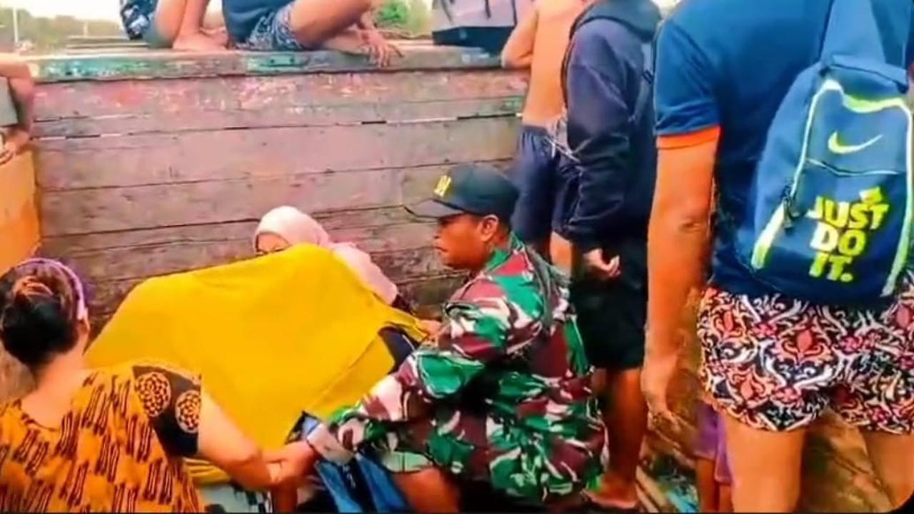 Aksi Heroik Sertu Amirudin Evakuasi Ibu Hamil dari Banjir