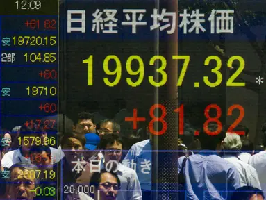 Orang tercermin dalam papan yang menampilkan rata-rata Nikkei di Tokyo, Jepang,  Jumat,  (10/7/ 2015). Nikkei adalah  indeks pasar saham untuk Bursa Saham Tokyo. (REUTERS/Thomas Peter)