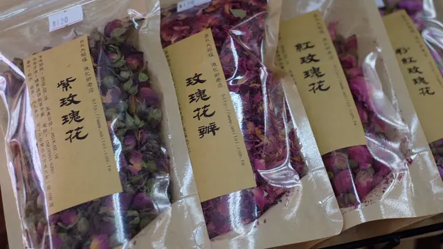Jalan Dihua, Taiwan dipenuhi para penjual obat herbal (Liputan6.com/Teddy Tri Setio Berty)