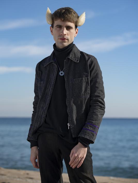 Seniman Spanyol dan aktivis Trans-Species, Manel De Aguas (24) berpose di sebuah pantai di Barcelona Selas (12/1/2021). Seniman tersebut menanamkan "Sirip Cuaca" di samping kepala yang memungkinkannya untuk merasakan tekanan atmosfer, kelembapan dan suhu. (Josep LAGO / AFP)