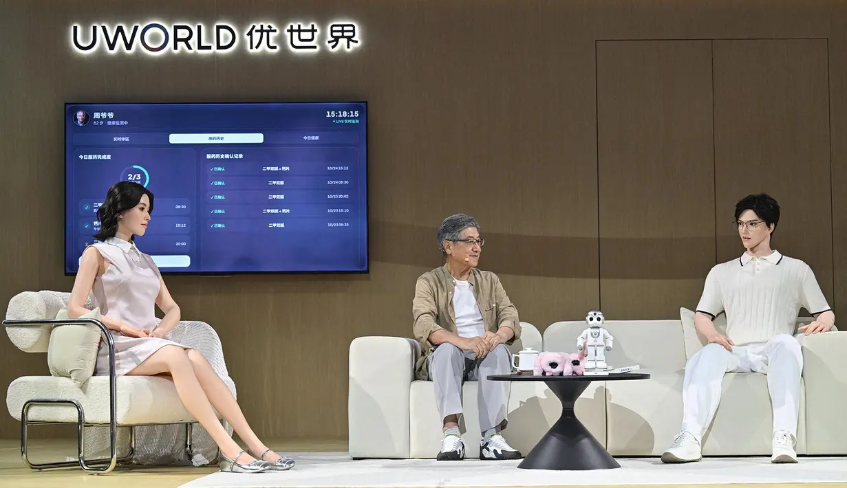 Seorang pria lanjut usia  ikut serta dalam demonstrasi dengan robot humanoid di samping kanan dan kirinya  selama peluncuran robot humanoid U1 yang diproduksi oleh UWORLD, sebuah merek di bawah UBTECH Robotics, di Shenzhen, provinsi Guangdong, Tiongkok, Selasa (30/06/2026). (AFP/ Adek Berry)