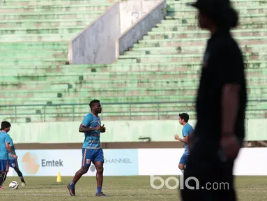 Pemain Borneo FC tengah melakukan pemanasan pada sesi uji coba lapangan jelang melawan Madura United pada laga delapan besar Piala Presiden 2017 di Stadion Manahan, Solo, Jumat (24/2/2017). (Bola.com/Nicklas Hanoatubun)