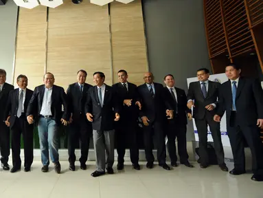 Ketua Umum PSSI La Nyalla Mattalitti (kelima kiri) berfoto bersama delegasi FIFA usai melakukan pertemuan di Jakarta, Senin (2/11/2015). Rencananya delegasi FIFA juga akan menemui Presiden Jokowi di Istana Negara. (Liputan6.com/Helmi Fithriansyah)