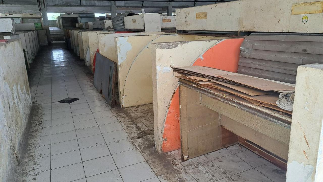 Petugas pun aktif membuka rolling door di tiap los untuk mengambil sampah yang ada. Lalu, sampah itu dimasukkan ke dalam karung. Setelah sampah sudah bersih, baru mereka akan mengepel lantai hitam tersebut.