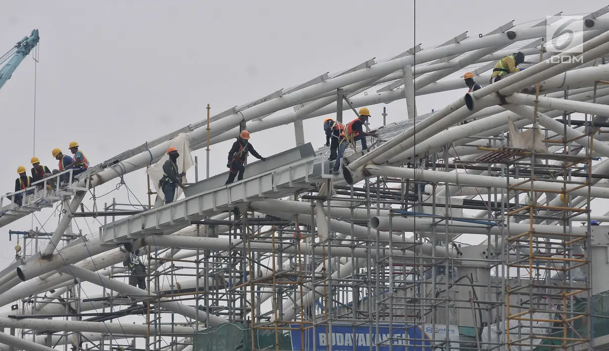Aktivitas pekerja menyelesaikan pembangunan stasiun LRT rute Kelapa Gading-Velodrome, Jakarta, Rabu (4/7). Progres proyek lintasan LRT sepanjang 5,8 kilometer tersebut kini telah mencapai 77 persen. (Merdeka.com/Iqbal S. Nugroho)