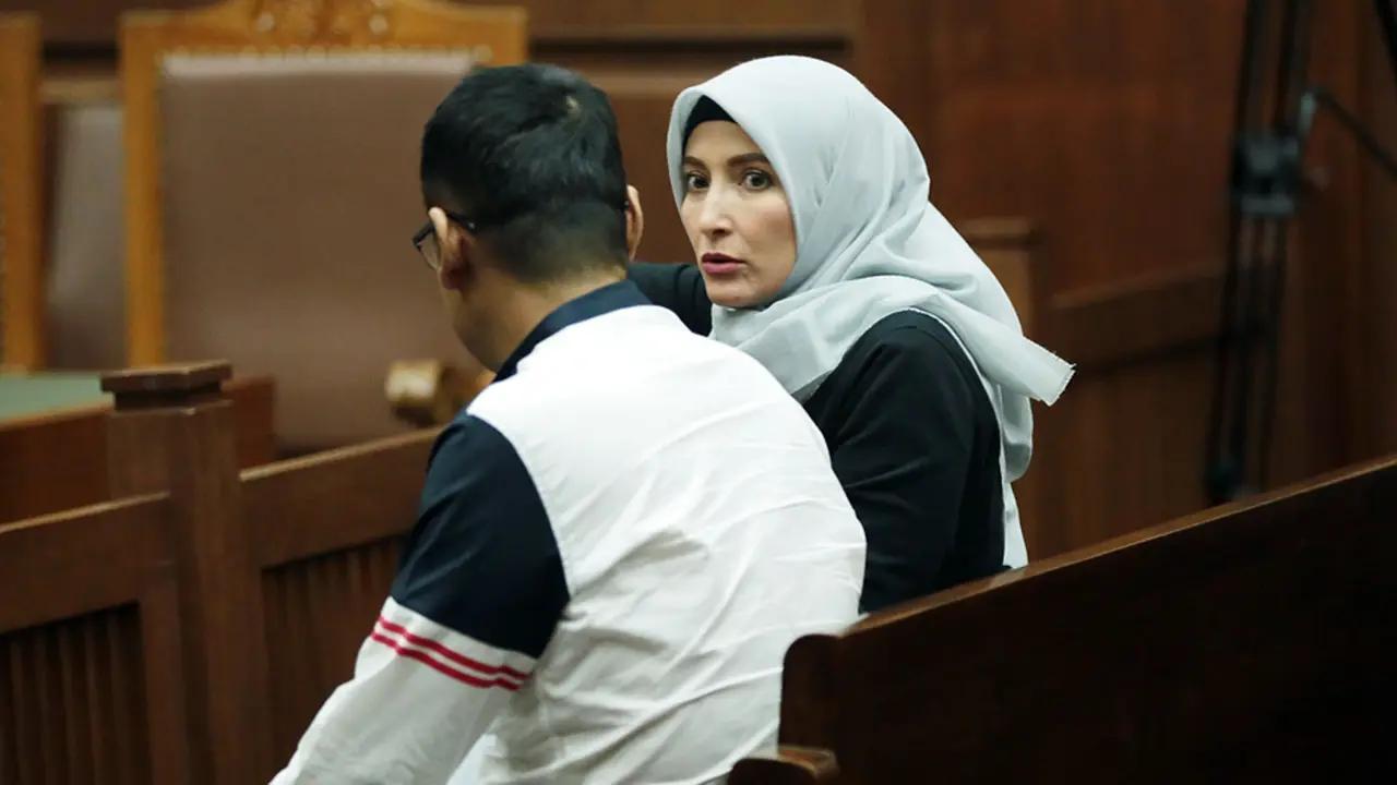 [Bintang] Inneke Koesherawati sidang suami
