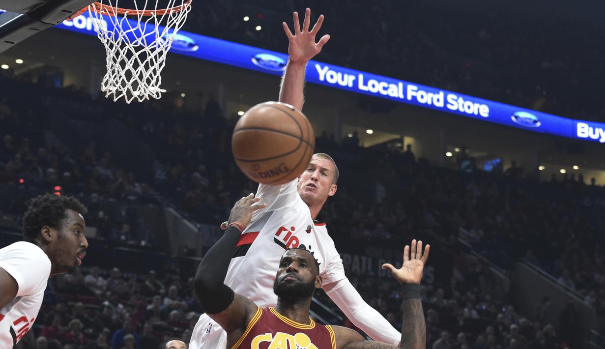 Pemain Portland Trail Blazers, Mason Plumlee mencoba melakukan blok tembakan pemain Cleveland Cavaliers, LeBron James pada laga NBA basketball game di oda Center, Portland (11/1/2016). Blazers menang 102-86.  (AP/Steve Dykes)
