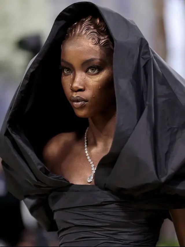 Dibalik Rambut Anok Yai di Met Gala 2026, Ternyata Dibuat dari “Patung” Prostetik yang Dramatis