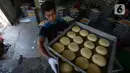 Pekerja menata adonan roti di industri rumahan Lengansari, Duren Sawit, Jakarta, Rabu (26/8/2020). Industri rumahan tersebut mampu memproduksi 3.000 roti per hari dengan harga jual Rp. 2.000 per buah. (merdeka.com/Imam Buhori)