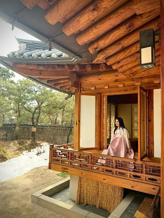 Rambut hitam tergerai bikin Raline Shah terlihat seperti putri di drakor dengan latar jaman Joseon [@ralineshah]