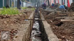 Kondisi saluran air yang dibuat di trotoar Jalan Gerbang Pemuda Senayan, Jakarta, Kamis (25/8). Rencananya, pembenahan trotoar akan memperhatikan akses untuk penyandang disabilitas sesuai dengan konsep DKI. (Liputan6.com/Helmi Fithriansyah)