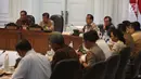 Presiden Joko Widodo didampingi Wakil Presiden Jusuf Kalla saat memimpin rapat terbatas di Kantor Presiden, Jakarta, Selasa (8/1). Ratas itu membahas pengelolaan transportasi di Jabodetabek. (Liputan6.com/Angga Yuniar)