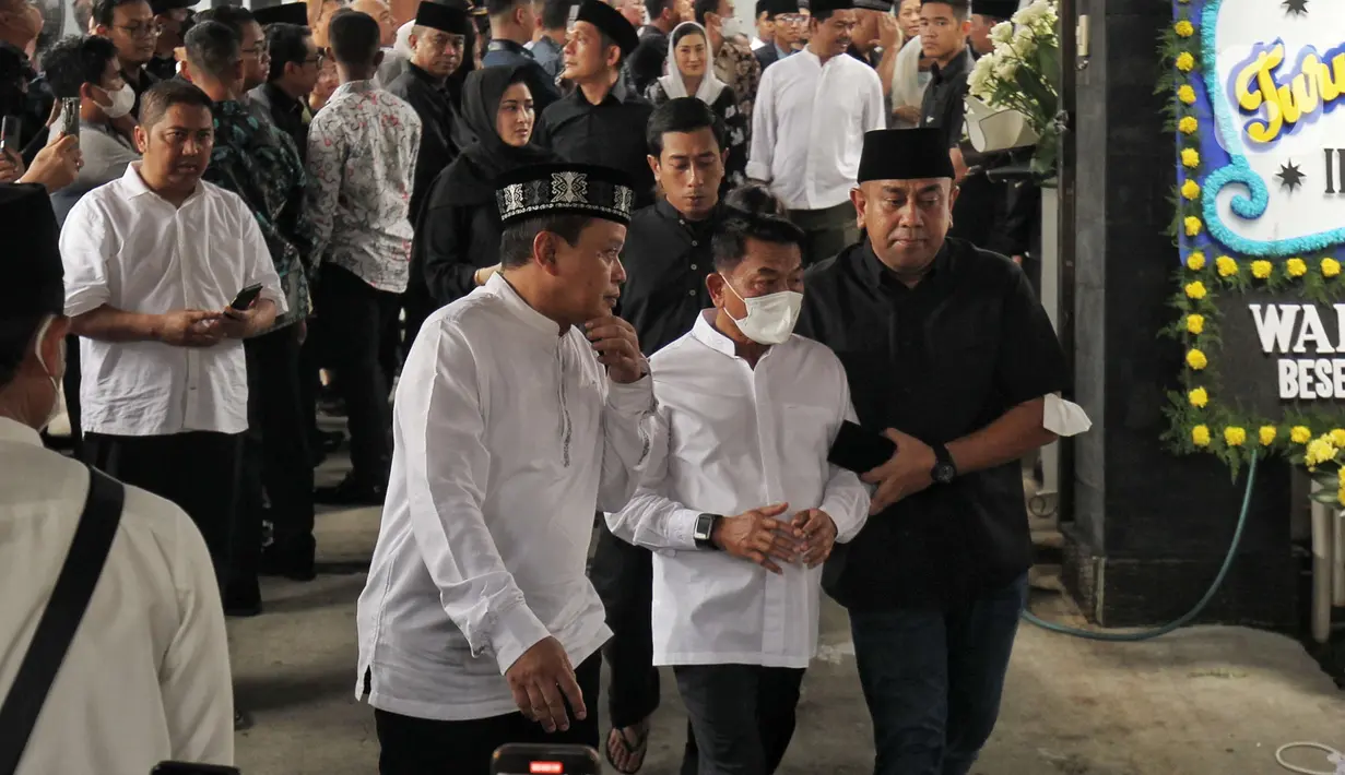 Kepala Staf Presiden Moeldoko (tengah) saat akan mengantar almarhum istrinya Koesni Harningsih di Jalan Terusan Lembang Nomor D54, Menteng, Jakarta, Minggu (12/3/2023). Istri Kepala Staf Presiden (KSP) Moeldoko tersebut meninggal dunia di usia 63 tahun setelah menjalani perawatan di ICCU RSPAD Kartika Gatot Subroto dan rencananya akan dimakamkan di Taman Makam Pahlawan Bahagia, Tangerang Selatan. (Liputan6.com/Angga Yuniar)