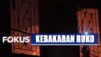 Warga berhamburan keluar rumah lantaran khawatir api menjalar ke permukiman.