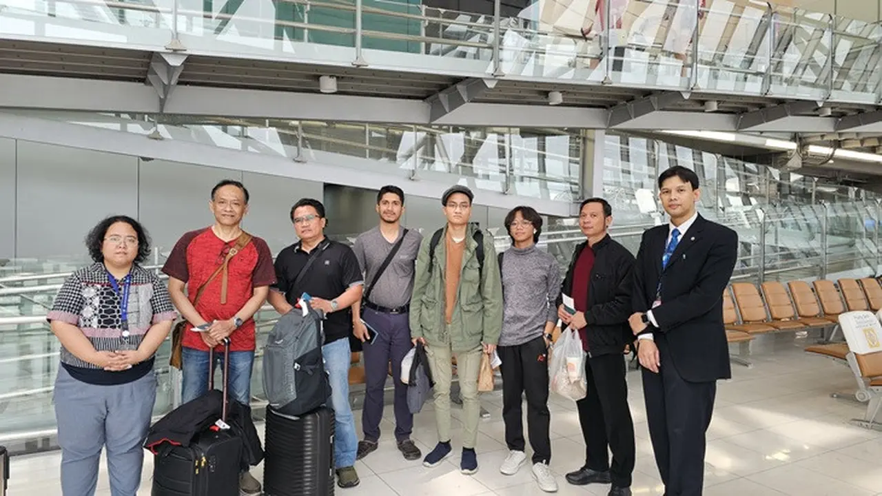 Enam WNI yang dievakuasi dari Iran via Azerbaijan mendapat pendampingan KBRI Bangkok saat transit di ibu kota Thailand itu, Sabtu (28/6/2025).