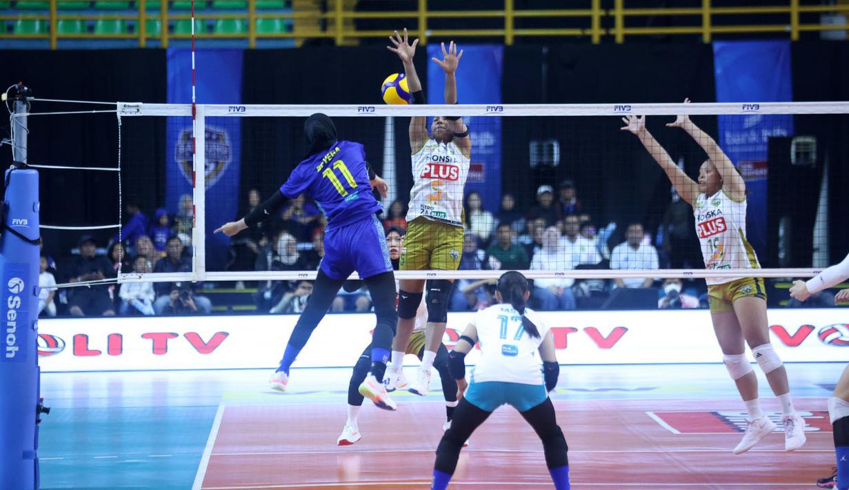 Aksi solid Medi Yoku dan Shella Bernadheta berhasil kembali membuat Gresik Phonska Plus Pupuk Indonesia unggul pada set ketiga. Setelah itu, mereka berhasil membawa timnya menang pada set keempat dengan skor 25-19. (Dok. PBVSI)