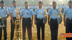 Danlanud Suryadarma Serahkan Hadiah HUT Koopsau I