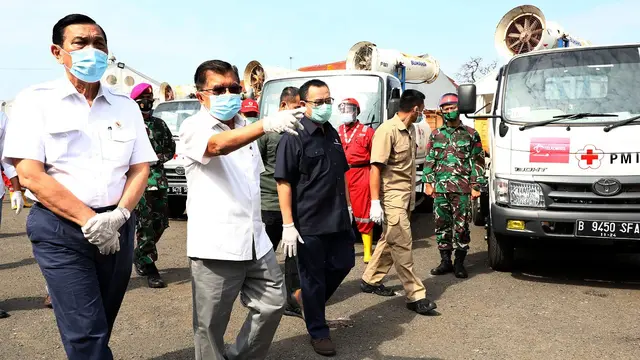 Menko Kemaritiman dan Investasi  Luhut Binsar Pandjaitan bersama Ketua Umum PMI Jusuf Kalla meninjau Gudang Darurat PMI untuk Penanganan Covid-19 di Jakarta. (Foto: Ade Danhur/TimJK)