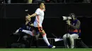 Pada menit ke 9' Fabian Orellana menambah satu gol lagi untuk keunggulan Los Che pada lanjutan La Liga Spanyol di Mestalla stadium, Valencia, (22/2/2017). Valencia menang 2-1. (AP/Alberto Saiz)