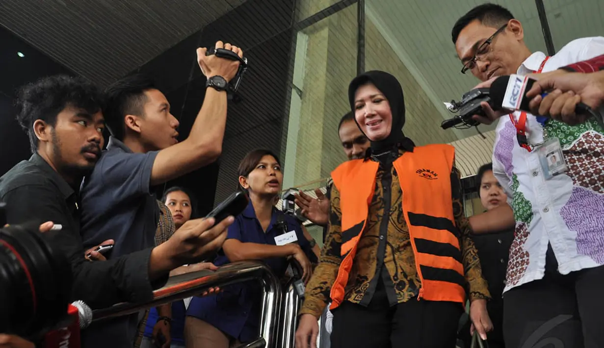 Masyitoh menuruni tangga gedung KPK yang sudah dipadati wartawan untuk meminta keterangan dirinya dalam kasus tersebut, Jakarta, Kamis (2/10). (Liputan6.Com/Miftahul Hayat)