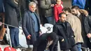 Mantan pelatih Manchester United Jose Mourinho tiba untuk menyaksikan pertandingan Ligue 1 antara Lille melawan Montpellier di Stadion Pierre Mauroy, Villeneuve-d'Ascq, Prancis, Minggu (17/2). (Philippe HUGUEN/AFP)