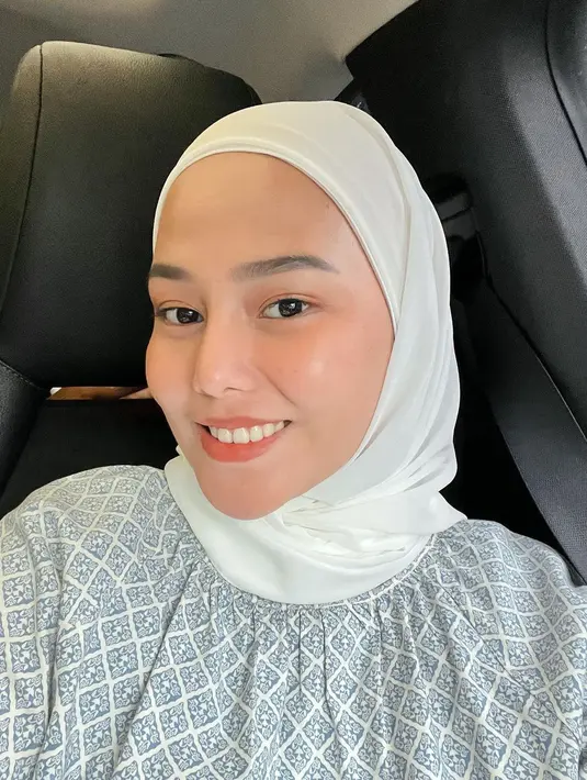 Dara Arafah sering tampil dengan gaya busana hijab yang kasual di berbagai kesempatan. Banyak netizen yang menyebut jika Dara Arafah terlihat makin cantik dan menawan. (Instagram/daraarafah)