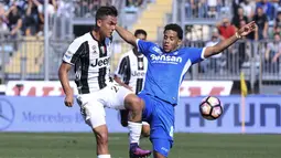 Pemain Juventus, Paulo Dybala (kiri) berebut bola dengan pemain Empoli, Andres Tello pada lanjutan Serie A Italia di Carlo Castellani Stadium, Empoli (2/10/2016). (REUTERS/ Alberto Lingria)