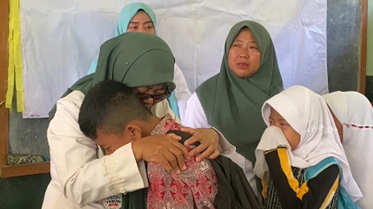 Sudah Mengajar dari 1986 hingga 2024, Momen Perpisahan Guru Ini Penuh Haru